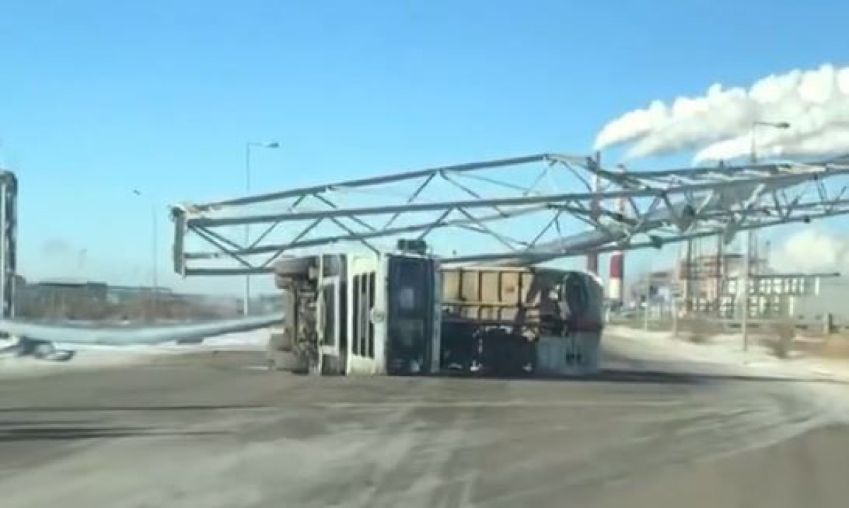 Грузовик поднятым кузовом снес линию теплотрассы в Нур-Султанеултане