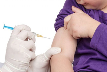 Фотография к новости: Детям стало плохо после вакцины от COVID-19 – новый фейк гуляет в Сети