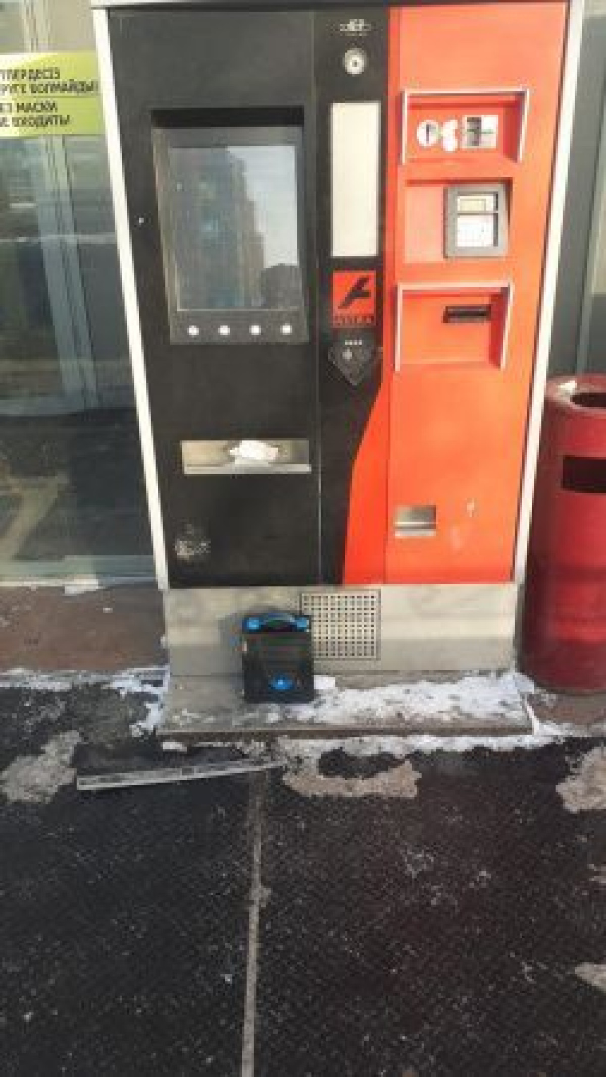 Прохожие помогли найти забытый инкассатором кейс с деньгами в Нур-Султане