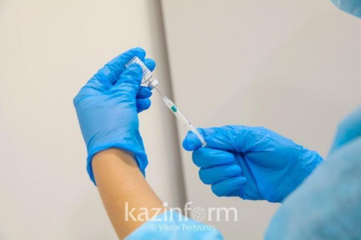 Главсанврач Акмолинской области привела на вакцинацию свою дочь