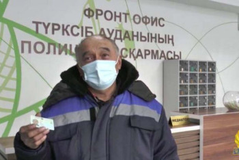 Фотография к новости: 56-летний алматинец впервые получил удостоверение личности казахстанского образца