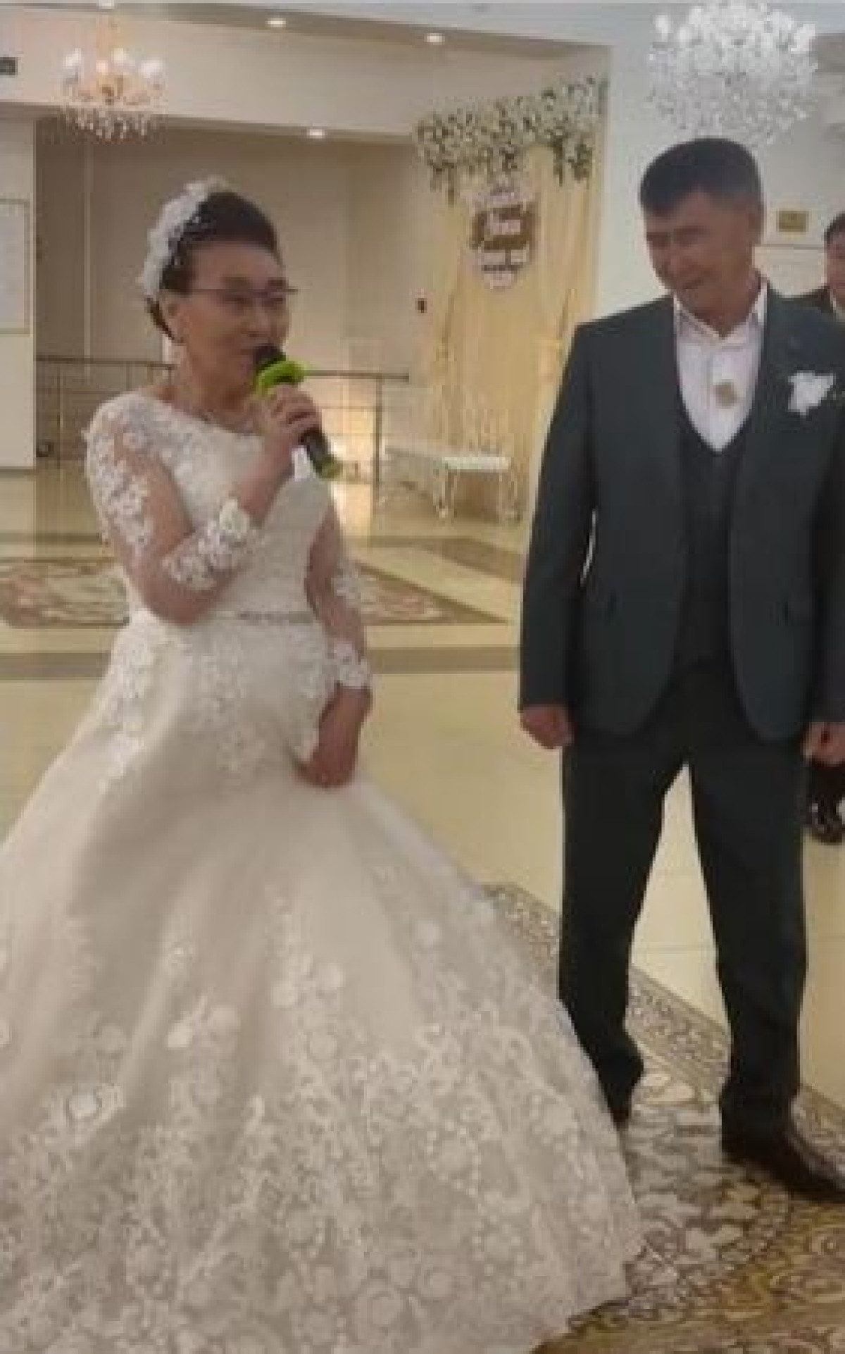 В платье невесты и с лимузином отметила казахстанка "золотую" свадьбу