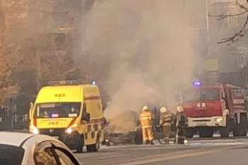 Фотография к новости: Автомобиль сгорел рядом с проезжей частью в Алматы