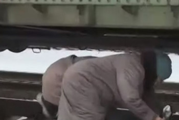 Фотография к новости: Сельчане из Павлодарской области вынуждены ежедневно пролазить под железнодорожными вагонами