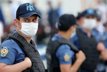 Фотография к новости: Обрушение турецкой лиры: полиция Стамбула применила силу в отношении участников акции протеста