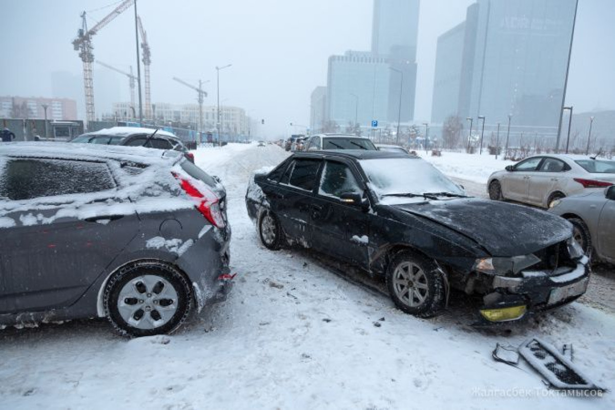 Аварии, заносы, пробки: снегопад парализовал движение в Нур-Султане