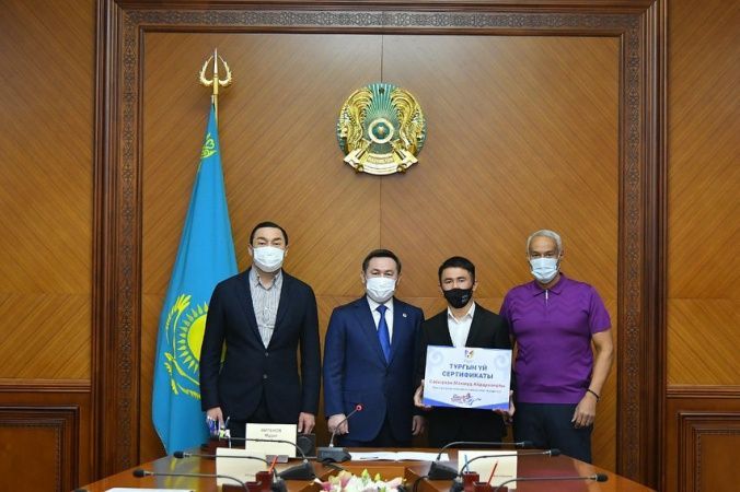 Фотография к новости: Квартиру в Шымкенте подарили призеру ЧМ по боксу Махмуду Сабырхану