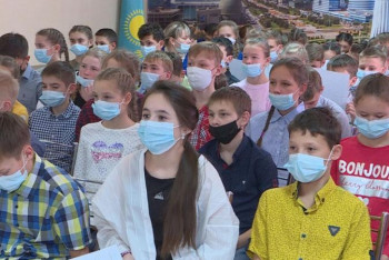 Фотография к новости: "Нужно как-то выживать". Воспитанники детдомов стоят в бесконечных очередях на соцжилье