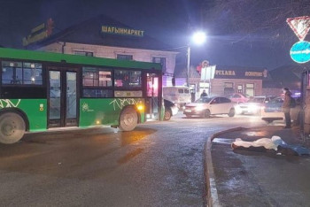 Фотография к новости: Попрошайничавшего на дороге мужчину сбил автобус в Алматы