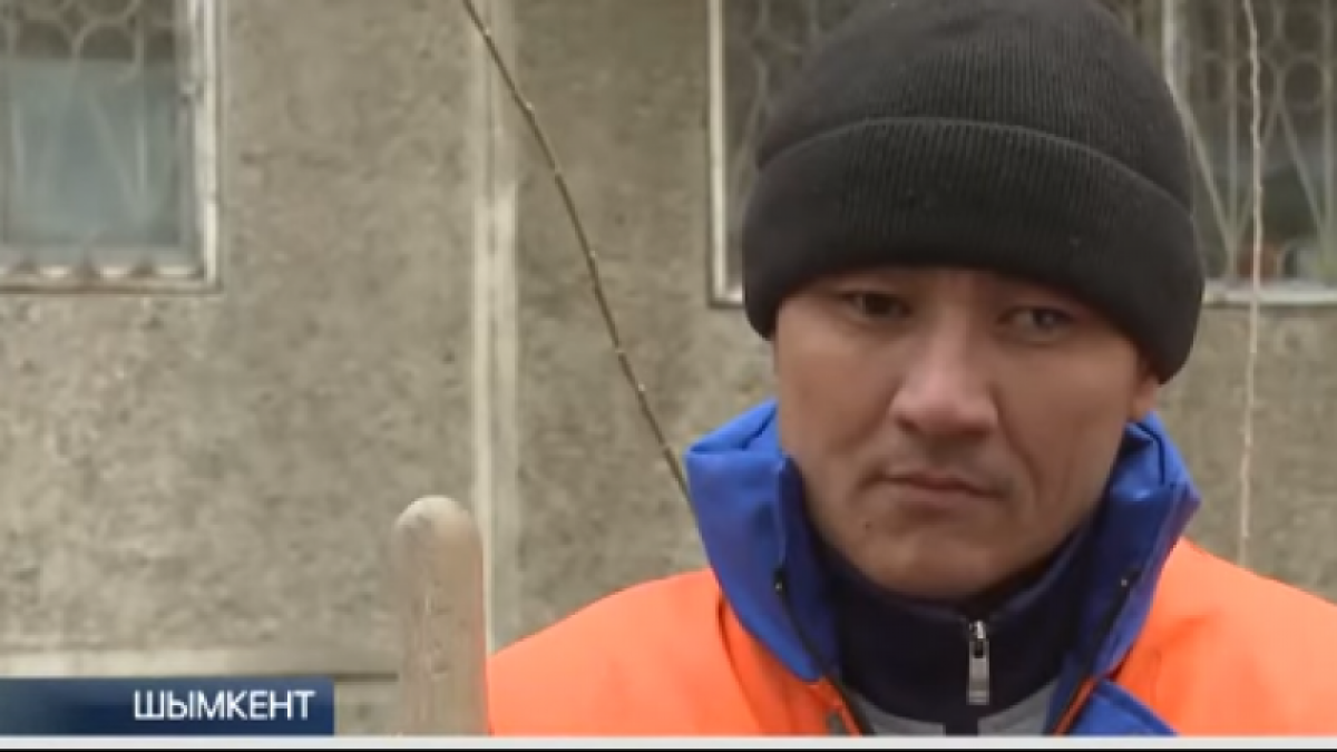 Незрячий дворник более 10 лет убирает улицы в Шымкенте
