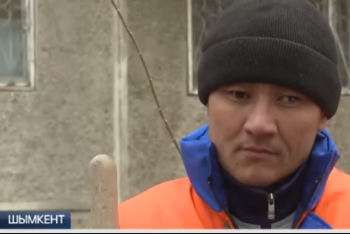 Фотография к новости: Незрячий дворник более 10 лет убирает улицы в Шымкенте