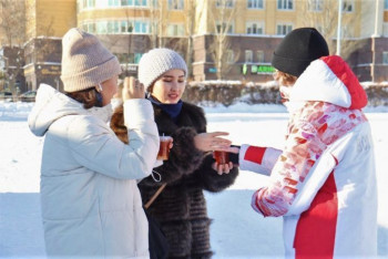 Фотография к новости: Астанчан угощали горячим чаем и бауырсаками на остановках и улицах