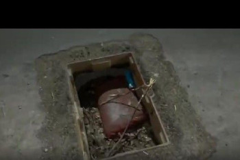 Фотография к новости: Блогер сфотографировался в открытом люке на дороге в Талдыкоргане