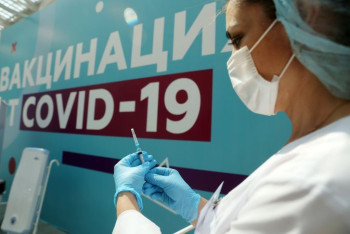 Защитит ли ревакцинация от новых мутаций коронавируса