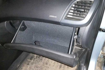 Фотография к новости: В ВКО школьник украл полмиллиона тенге из чужого автомобиля