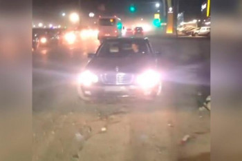 Полицейского уволили за езду по "встречке" на авто без номеров в Алматы