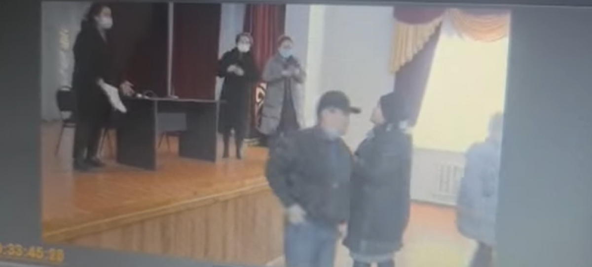 Кидавшуюся в медиков яйцами антипрививочницу оштрафовали в Кызылординской области