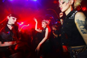 Фотография к новости: Власти Берлина запретили танцевать в клубах из-за COVID-19