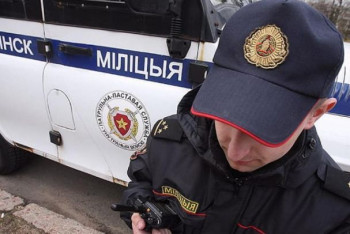 Фотография к новости: Двух минчан обвинили в терроризме за камень, брошенный в окно сотруднику прокуратуры