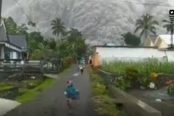 Фотография к новости: Жители Индонезии спасаются от извержения мощнейшего вулкана