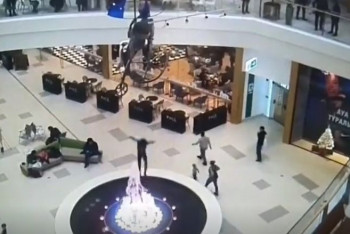 Фотография к новости: Астанчанин спрыгнул со второго этажа в фонтан ТРЦ Mega