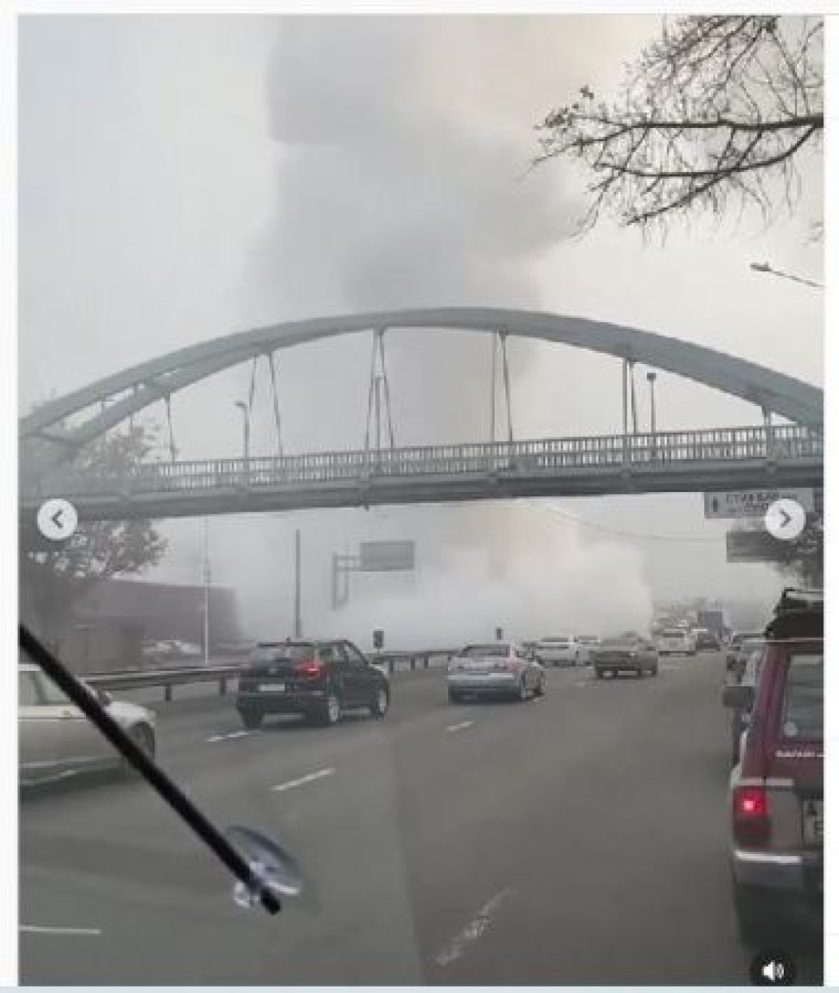 В Алматы прорвало теплотрассу: плотный пар спровоцировал затор