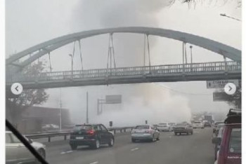 Фотография к новости: В Алматы прорвало теплотрассу: плотный пар спровоцировал затор