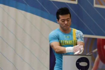 Фотография к новости: Казахстанец выиграл золотую медаль ЧМ по тяжелой атлетике