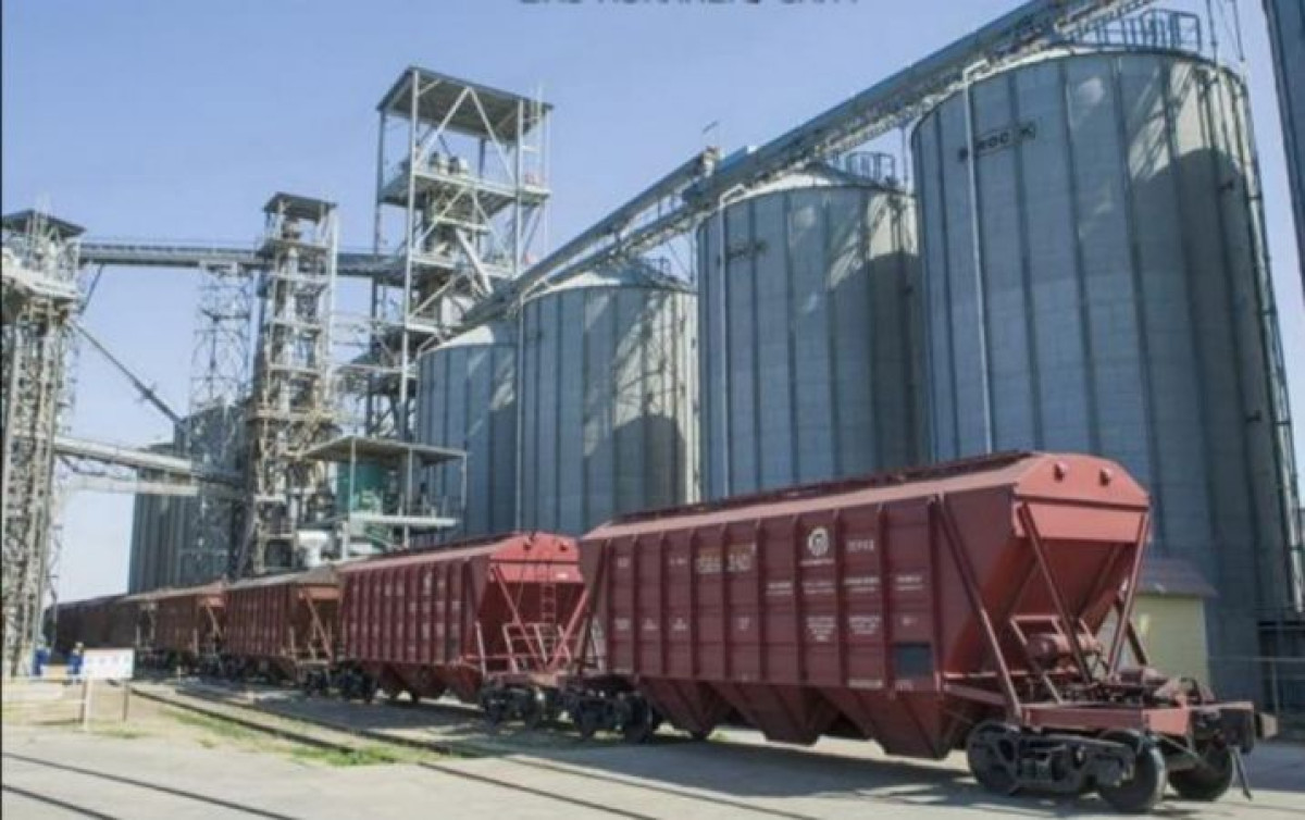 Работников КТЖ осудили за кражу зерна на станции