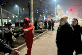 Фотография к новости: С помощью "Игры в кальмара" жителям Бишкека напомнили о важности соблюдения ПДД