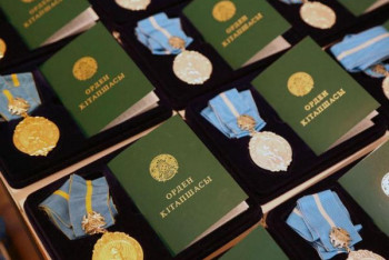 Фотография к новости: Порядок назначения госпособия обладательницам "Алтын алқа" и "Күміс алқа" упростили в РК