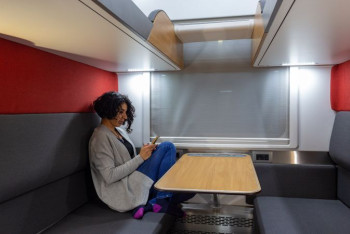 Фотография к новости: Пассажиров нижних полок поездов могут обязать уступать место у стола