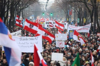 Фотография к новости: В Вене десятки тысяч человек вышли на протесты против COVID-ограничений