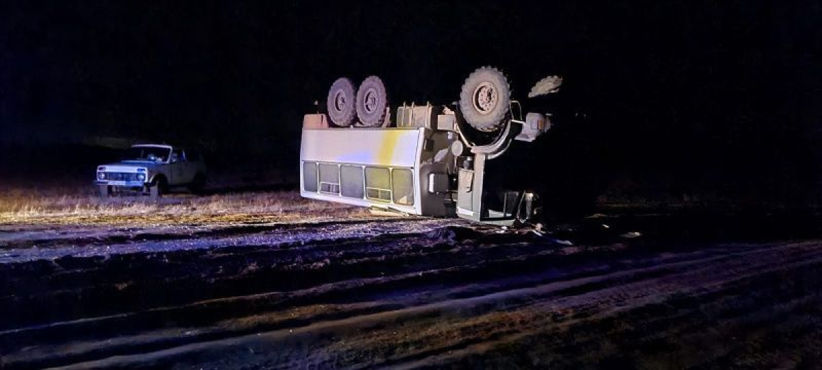 Автомашина нефтяной компании перевернулась в Актюбинской области, пострадали семь человек