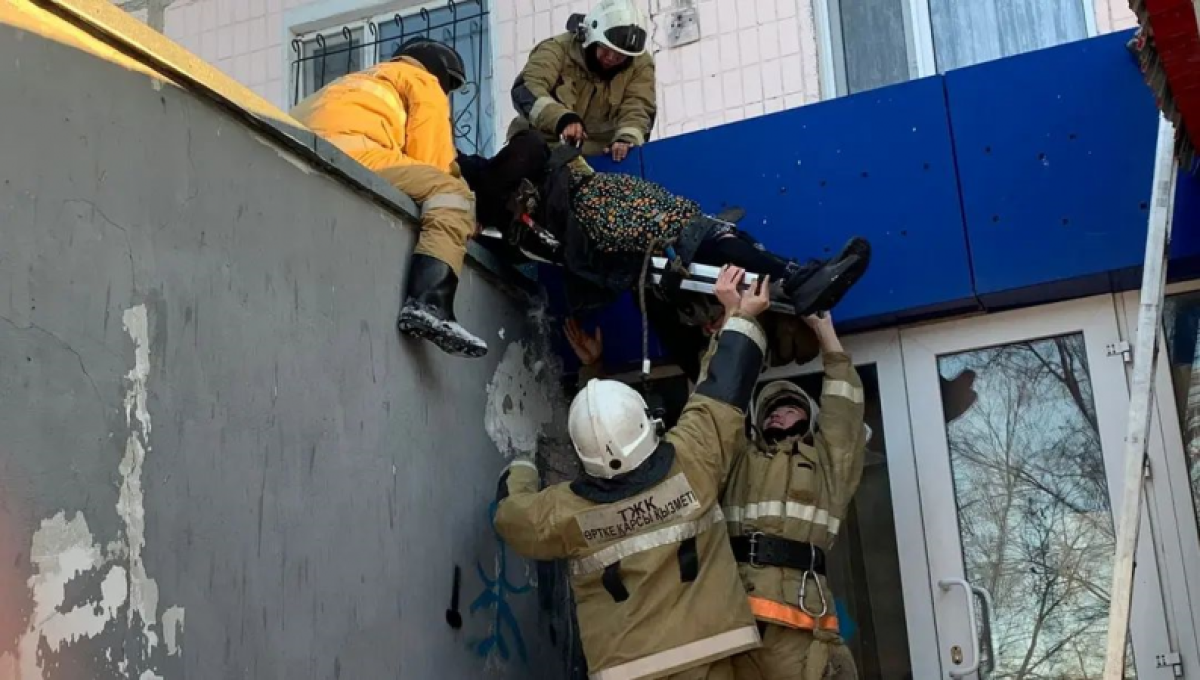 Пенсионерка упала на козырек магазина с третьего этажа в Караганде