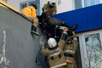 Фотография к новости: Пенсионерка упала на козырек магазина с третьего этажа в Караганде