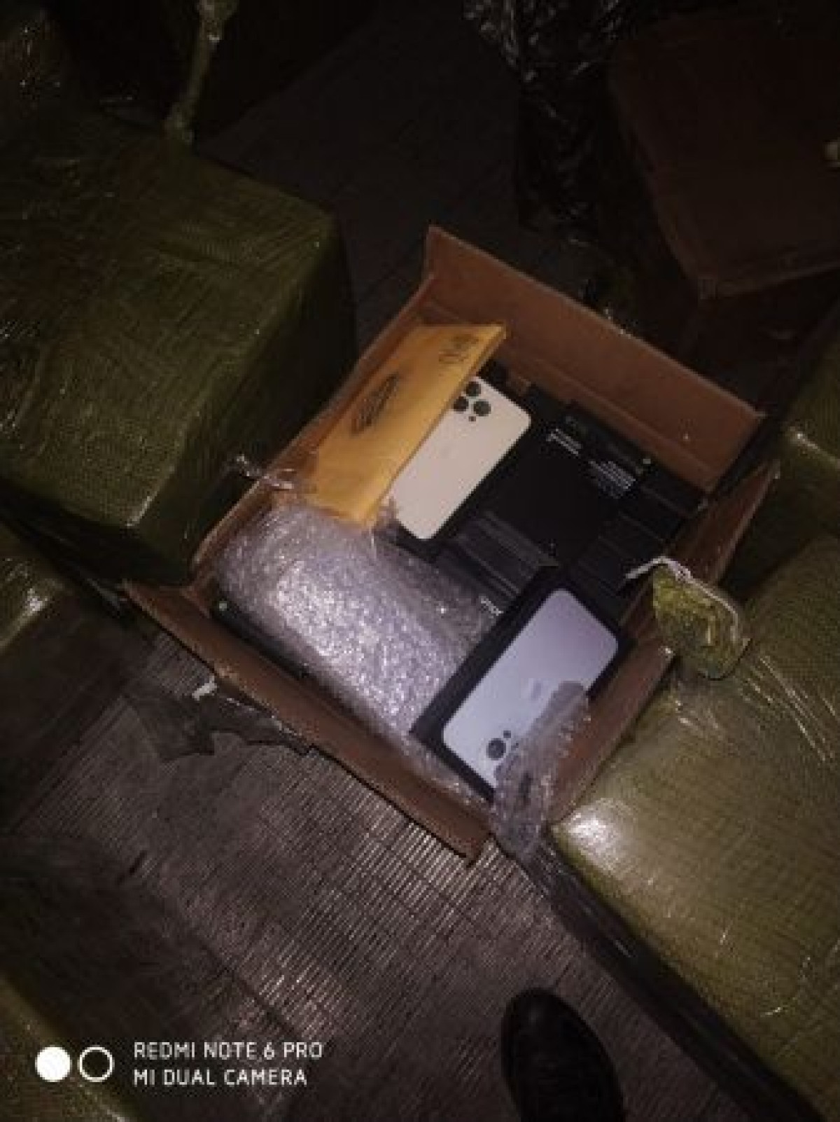 Партию контрабандных iPhone на миллиард тенге задержали в РК