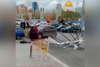 Фотография к новости: Астанчанка, на которую упал металлический купол, скончалась спустя два месяца