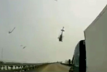 Фотография к новости: Вертолет рухнул на оживленную трассу в США