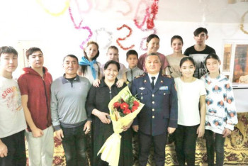 Фотография к новости: Музыкальную семью с 21 ребенком навестили актюбинские полицейские