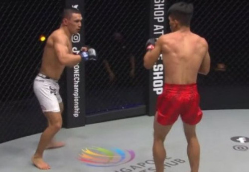 Фотография к новости: Кайрат Ахметов одержал победу на турнире ONE Championship
