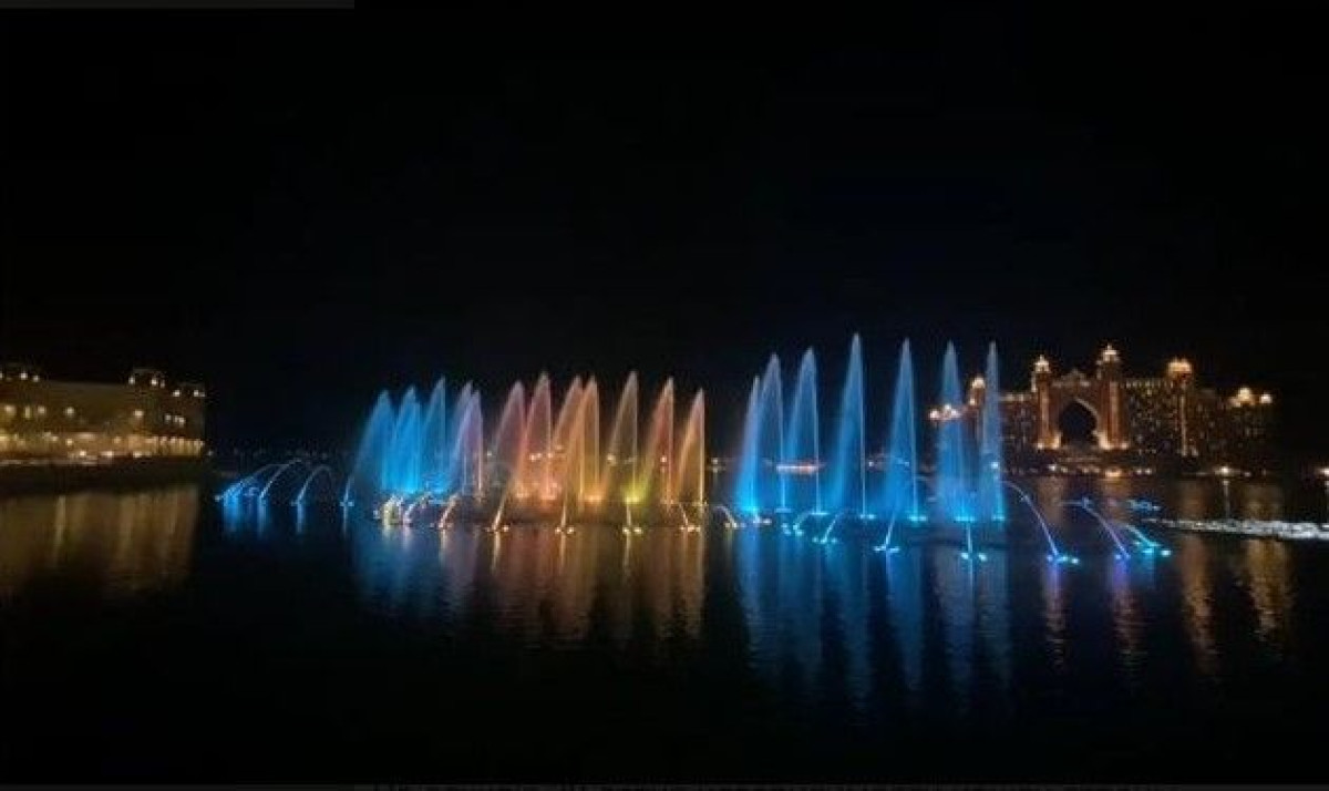 Самый большой в мире танцующий фонтан окрасили в цвет флага РК
