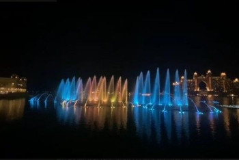 Фотография к новости: Самый большой в мире танцующий фонтан окрасили в цвет флага РК