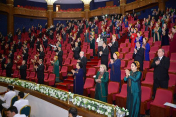 Фотография к новости: В Туркменистане провели конференцию о стихотворении Бердымухамедова