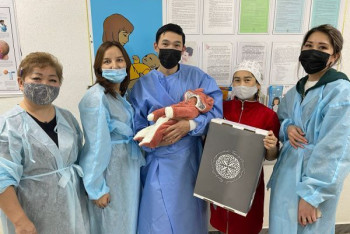 Фотография к новости: Подарки с открыткой от Президента получили родившиеся в День независимости РК