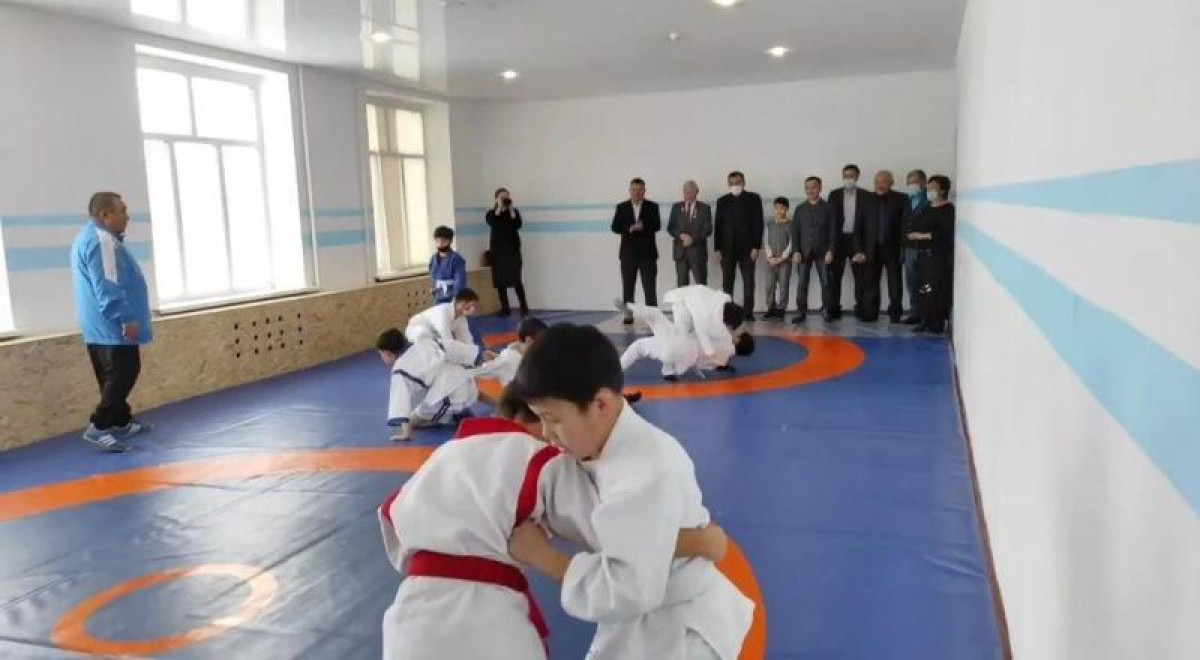 Предприниматели подарили зал "Қазақ күресі" детям в Акмолинской области