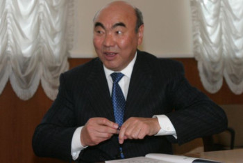 Фотография к новости: С Аскара Акаева сняли все обвинения по делу о Кумторе