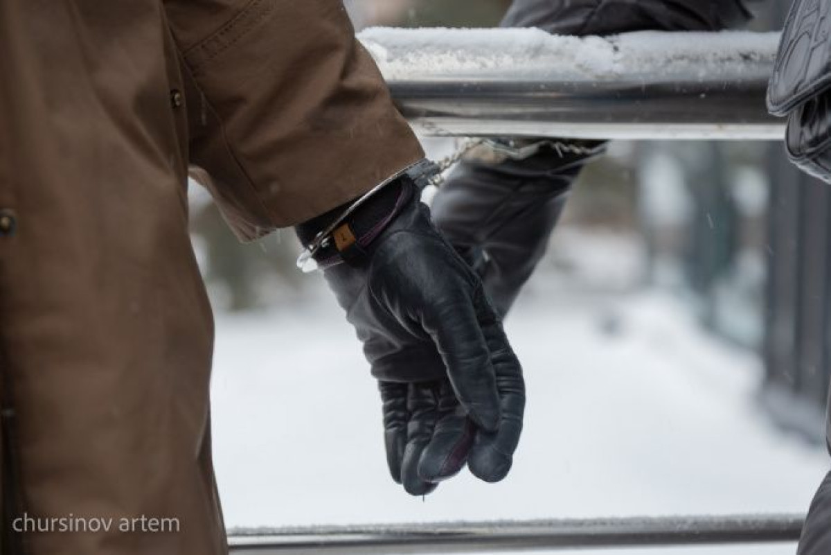 Дочери арестованного главврача приковали себя у здания Антикора в Нур-Султане