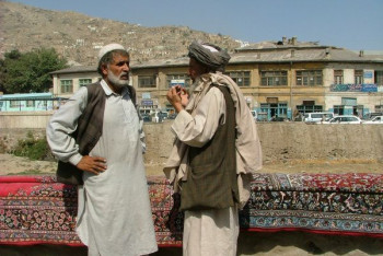 Фотография к новости: Талибы закрашивают женские лица на рекламных постерах в Кабуле