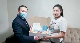 Роженицам вручили подарочные боксы &quot;Сүйінші&quot; в Акмолинской области